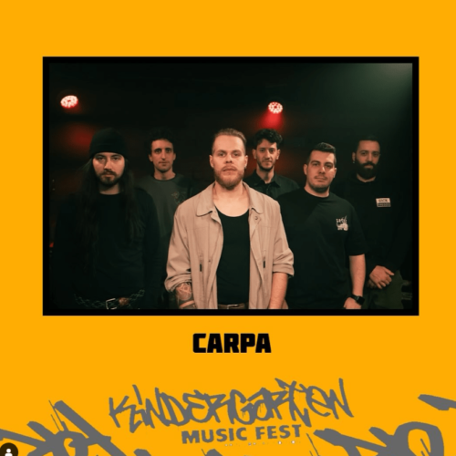 @carpakoi__ (full band) “CARPA (Nicolò Carpita), classe 1999, inizia la sua carriera artistica nel 2018 con il suo primo singolo, “Street Heart”. L’anno successivo esce il suo primo album ufficiale, “Pesce fuor d’acqua”, anticipato dall’uscita dell’estratto “Mare di nebbia”. Dopo le diverse collaborazioni con volti noti della scena locale, durante le quali sperimenta diversi sottogeneri, decide di concentrarsi prevalentemente sul fronte live condividendo concretamente col pubblico i suoi nuovi lavori (tra cui l’album Hybris e l’ep. SOUL, ultima uscita dell’artista). Dal 2020 ad oggi è accompagnato dalla band composta da Matin Horizon, 8 Syntagma e Mario Piccillo. Negli ultimi anni si è inoltre stretta una forte collaborazione con il rapper/dj campano Black Phillip, con il quale spesso l’artista condivide il palco. Il tutto ha fatto si che ad oggi lo stile di CARPA risulti estremamente eterogeneo, con un progetto che riprende le sonorità di un hip hop sempre più crossover, tra rock, nu-metal e grunge.”