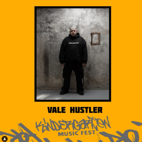 @valehustler “Vale Hustler. Hustler perché fa tanti lavori, con la costante ricerca dell’arte. Classe 89, dopo 10 anni di pausa dalla musica, torna con grigio 33 album all’attivo uscito nel 2023, ed il nuovo album Id in uscita quest’anno. “io non faccio il rapper / io sono un rapper”