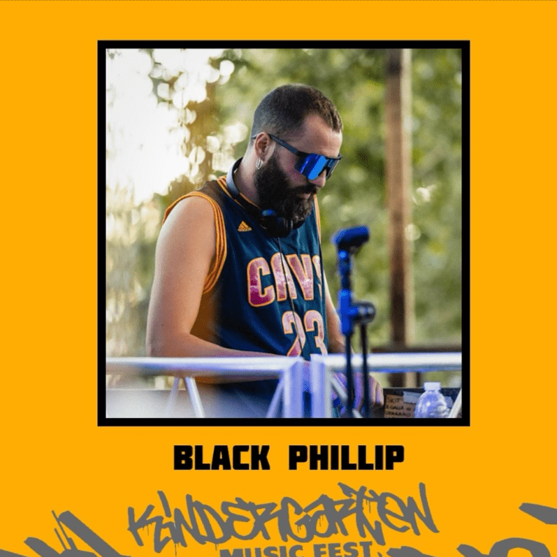 @black_phillip__ Gennaro Guarriello, classe 1990, Caserta. Inizia ad approcciarsi alla musica come bassista in diversi gruppi musicali metal e infie/rock, riuscendo con i due ultimi progetti/band a salire su diversi palchi del sud Italia. Da sempre malato di musica, nel 2019 insieme a Mauer crea il collettivo Katana Inc. che parte da sonorità Trap/rap influenzate dall’elettronica e dal metal pubblicando come cantante diversi singoli e video. Nell’ultimo periodo inizia a collaborare con il rapper e dj Carpa, creando Nope Ent., che unisce la passione da dj dei due e allo stesso tempo diventa parte integrante dello sviluppo da cantante del progetto Carpa pubblicando anche dei featuring. Al momento l’interesse è principalmente sul lato dj, tenendo sonorità molto più vicine alla UK Dnb e alla techno, senza tralasciare e facendosi contaminare da qualunque altro genere musicale”